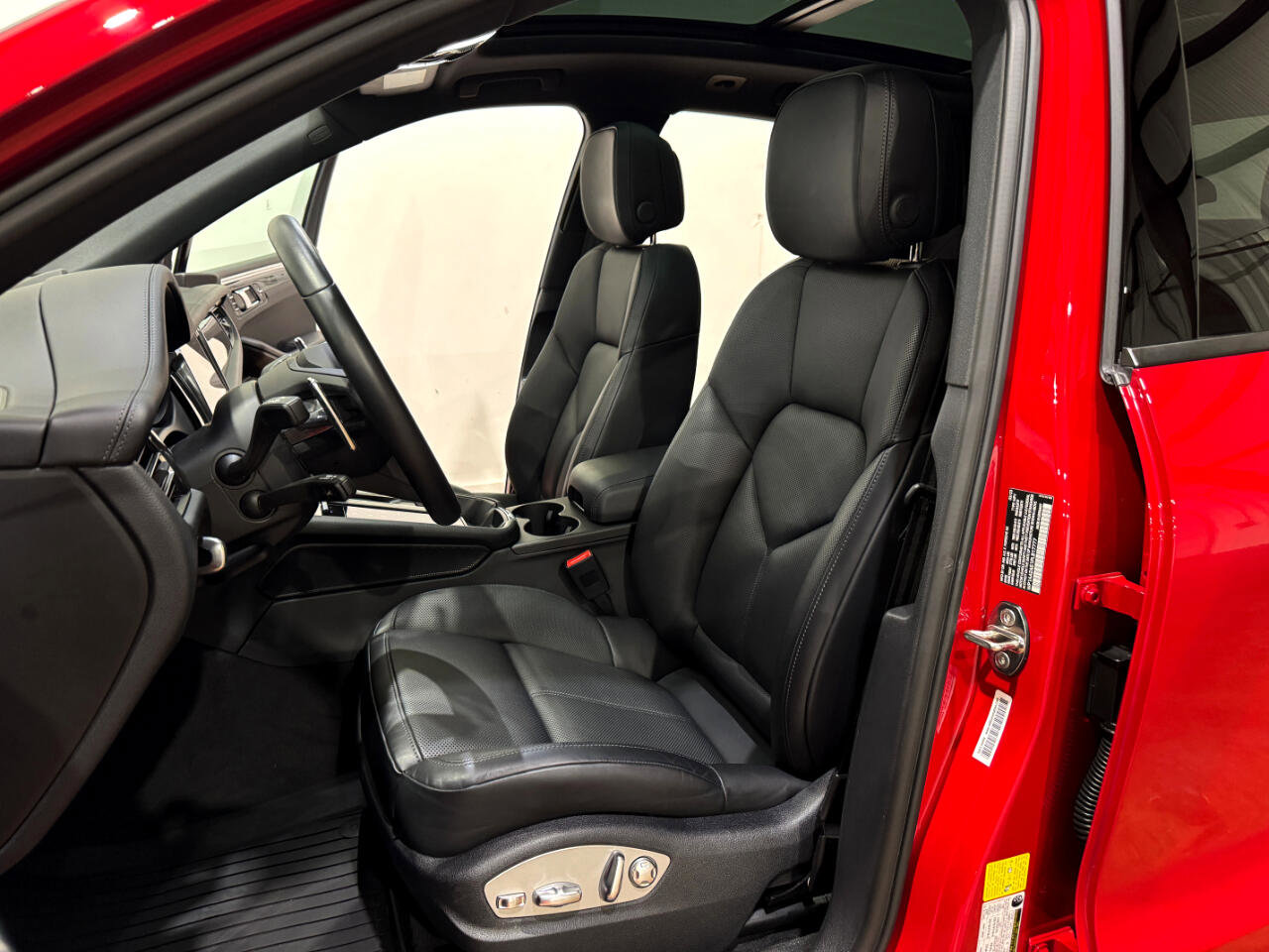 Used 2023 Porsche Macan image 11