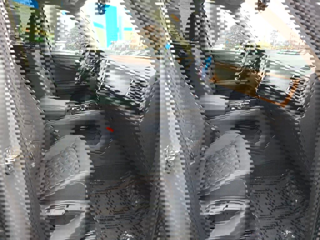 Used 2025 Volkswagen Atlas SE image 6