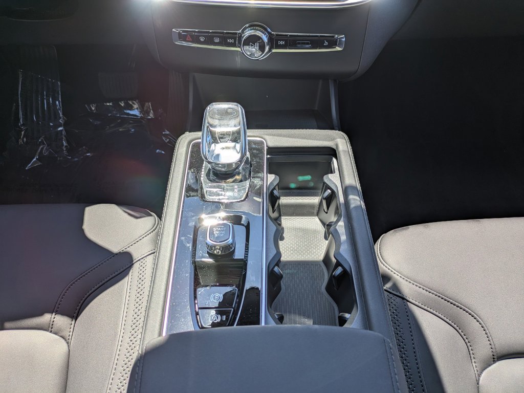 New 2026 Volvo XC90 B6 Plus w/ Protection Package Premier AWD/4WD image 18