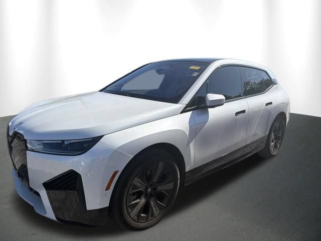 Used 2024 BMW iX xDrive50 w/ Sport Package AWD/4WD image 7