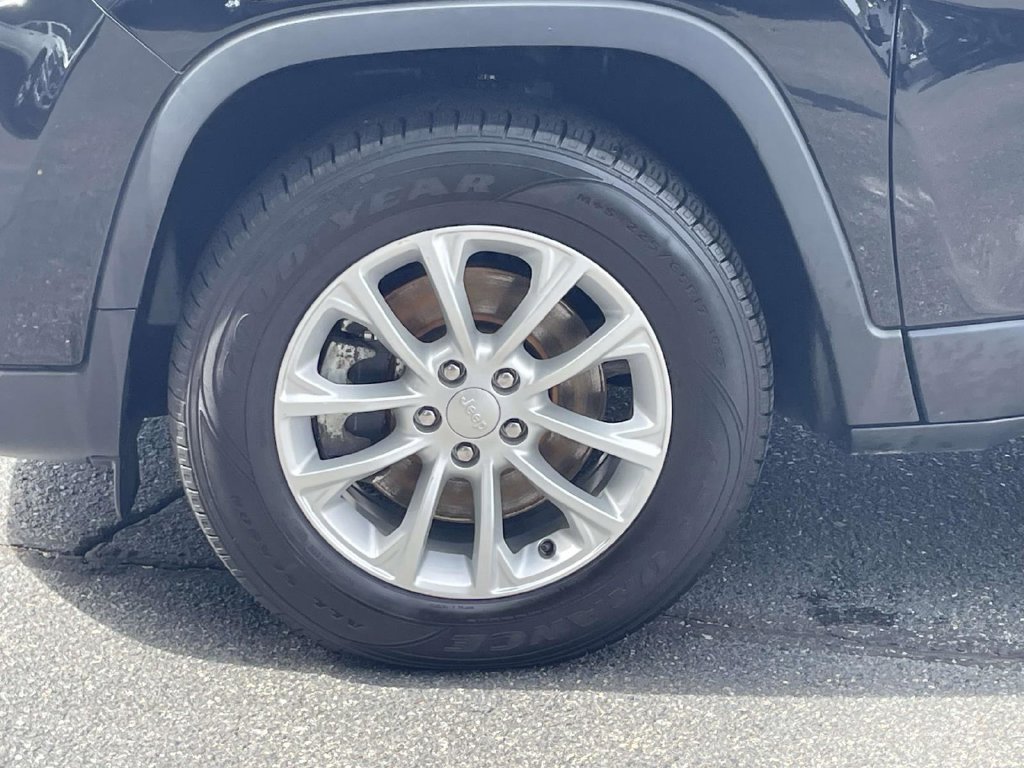 Certified 2022 Jeep Cherokee Latitude Lux AWD/4WD image 11