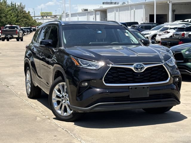 Used 2021 Toyota Highlander Limited FWD image 2