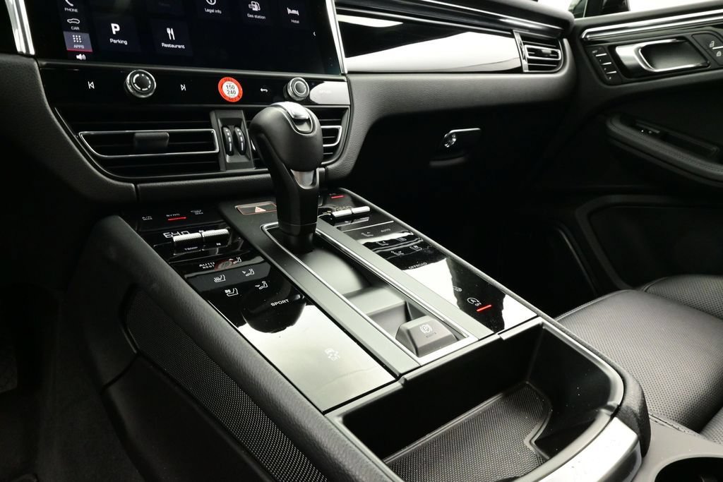 Certified 2025 Porsche Macan AWD/4WD image 11