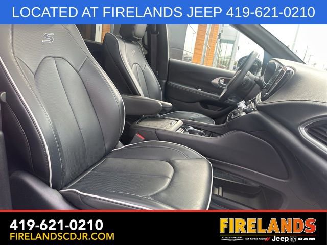 Used 2024 Chrysler Pacifica Limited w/ S Appearance Package FWD image 18