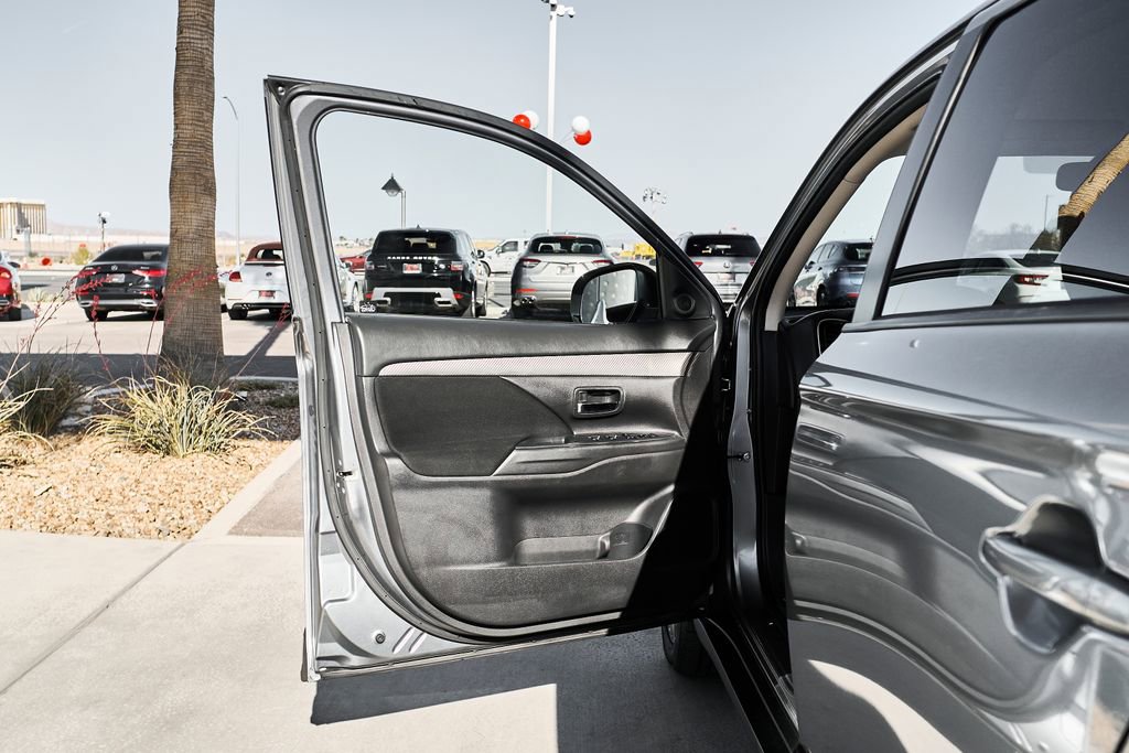 Used 2016 Mitsubishi Outlander SE AWD/4WD image 15