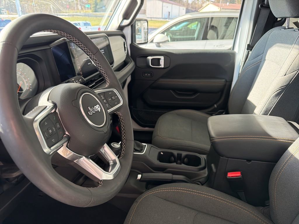 Used 2025 Jeep Wrangler Sahara image 9
