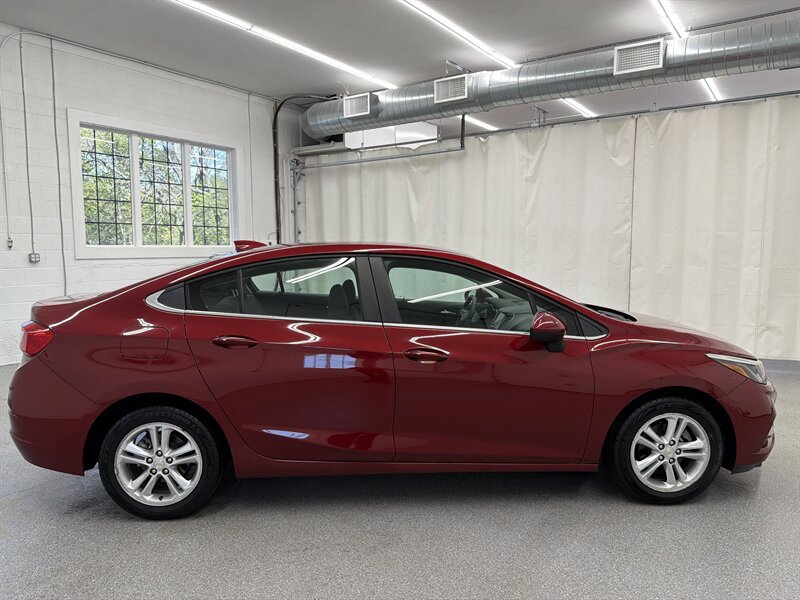 Used 2017 Chevrolet Cruze LT w/ Convenience Package FWD image 4