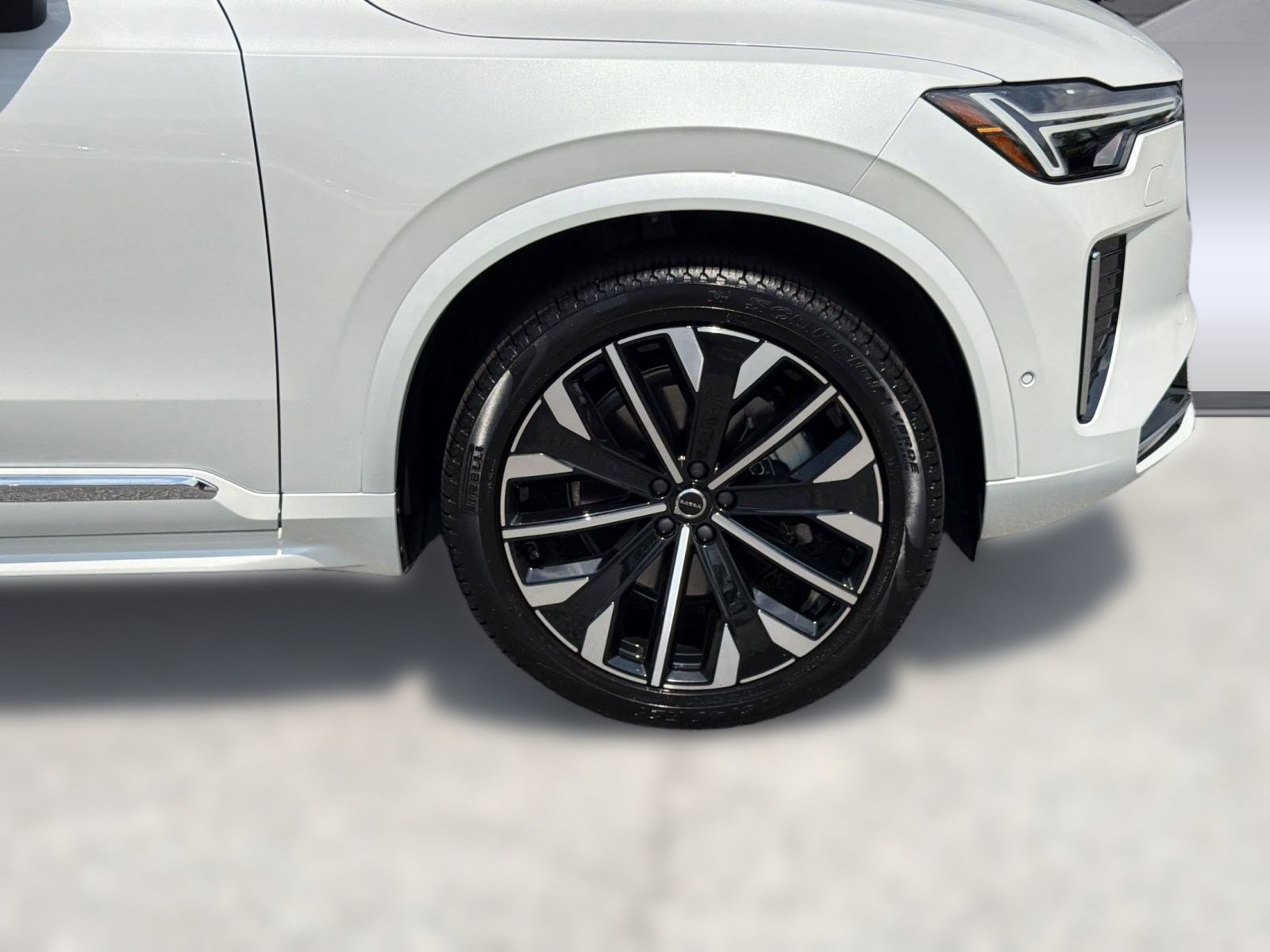 Certified 2025 Volvo XC90 B6 Plus AWD/4WD image 11
