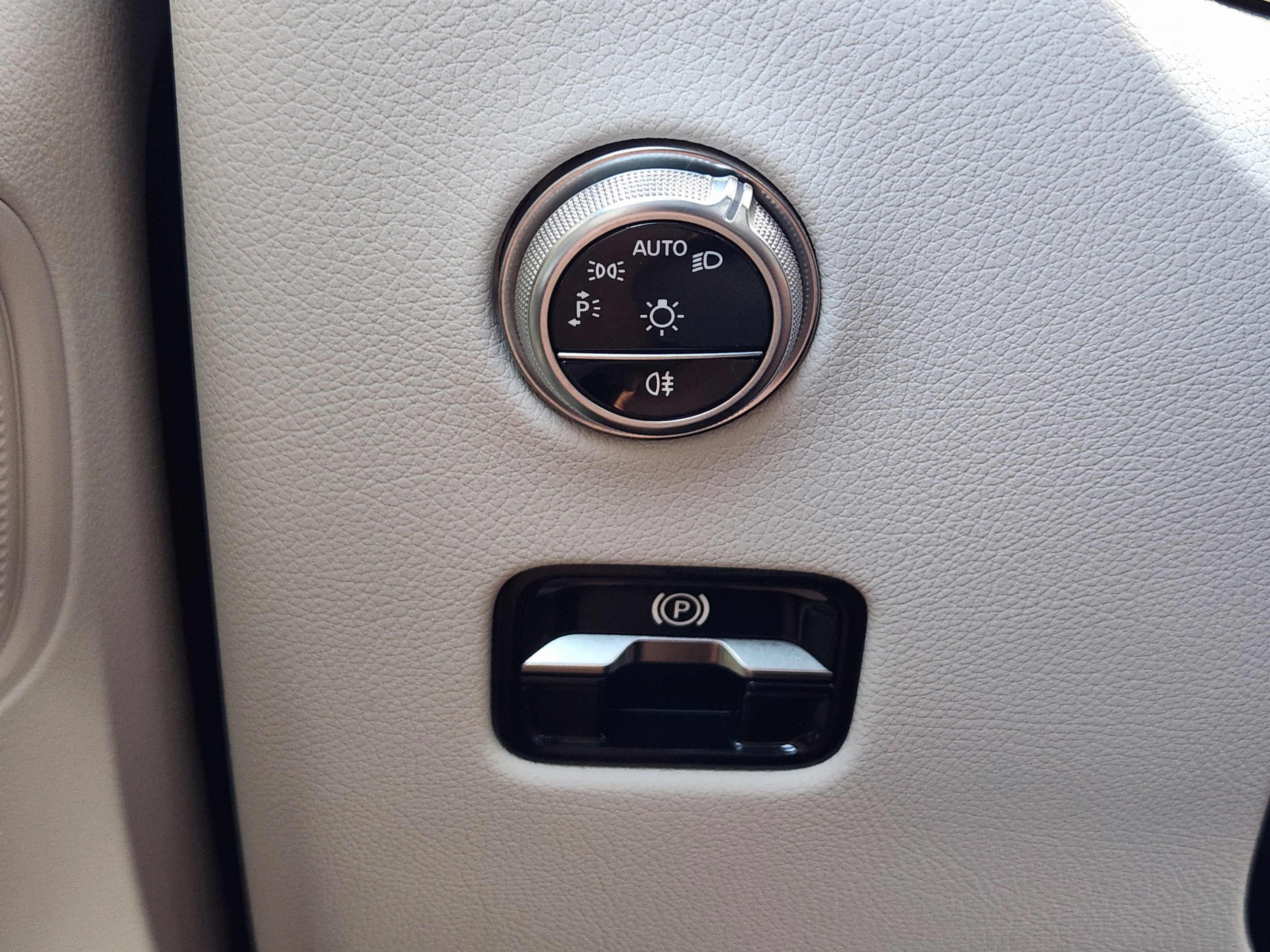 Used 2025 Mercedes-Benz GLC 300 image 14