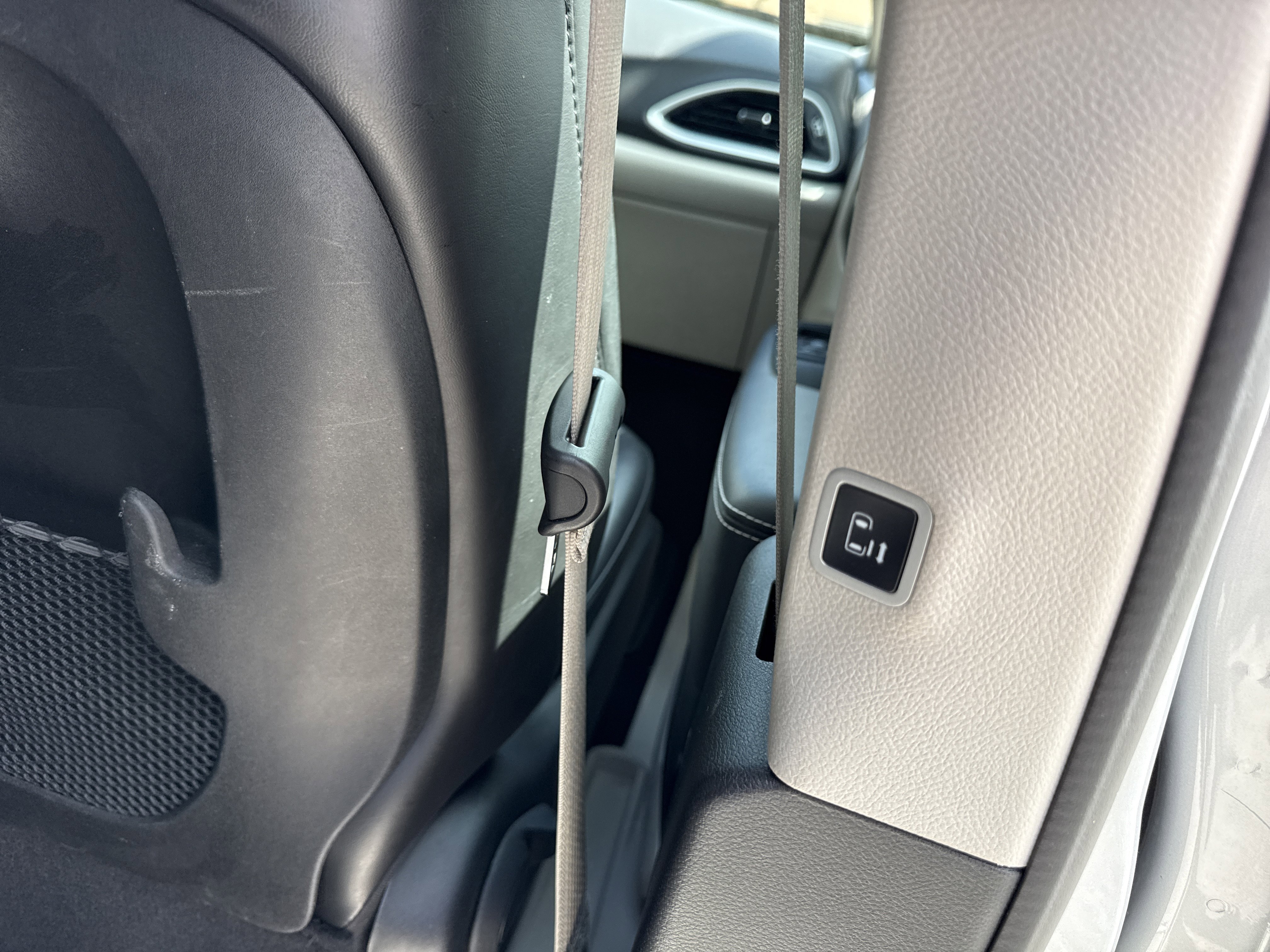 Used 2024 Chrysler Pacifica Touring-L image 32