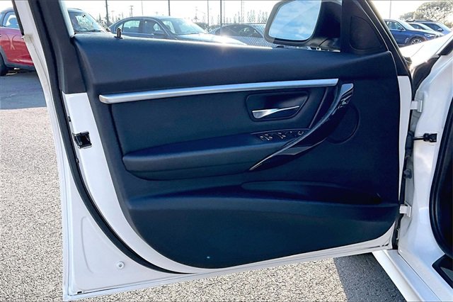 Used 2018 BMW 330e w/ Convenience Package image 18