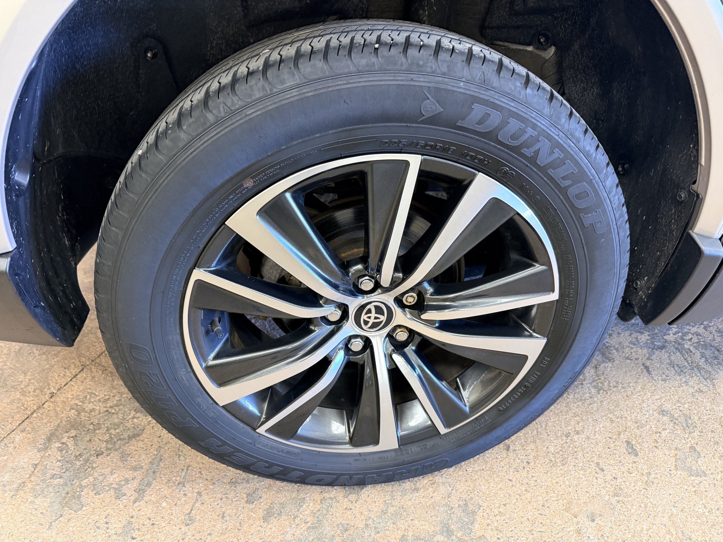 Used 2023 Toyota Venza LE AWD/4WD image 12