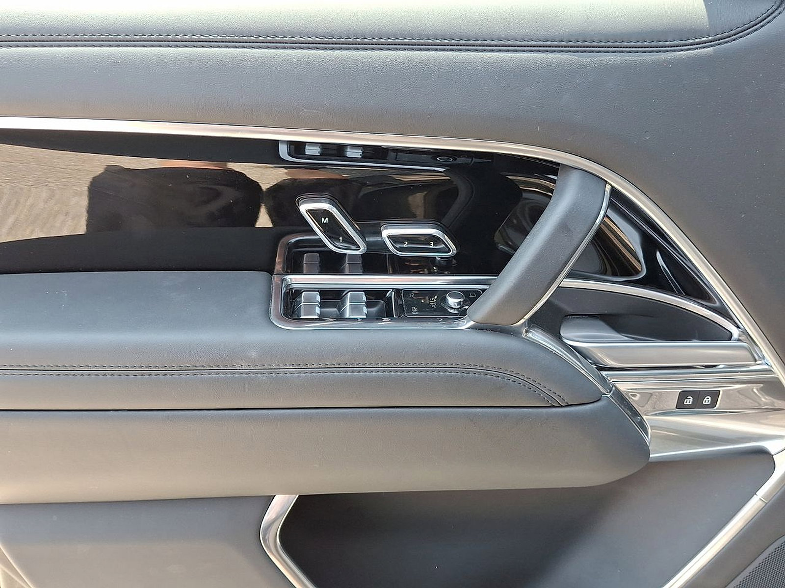 Certified 2023 Land Rover Range Rover SE image 18