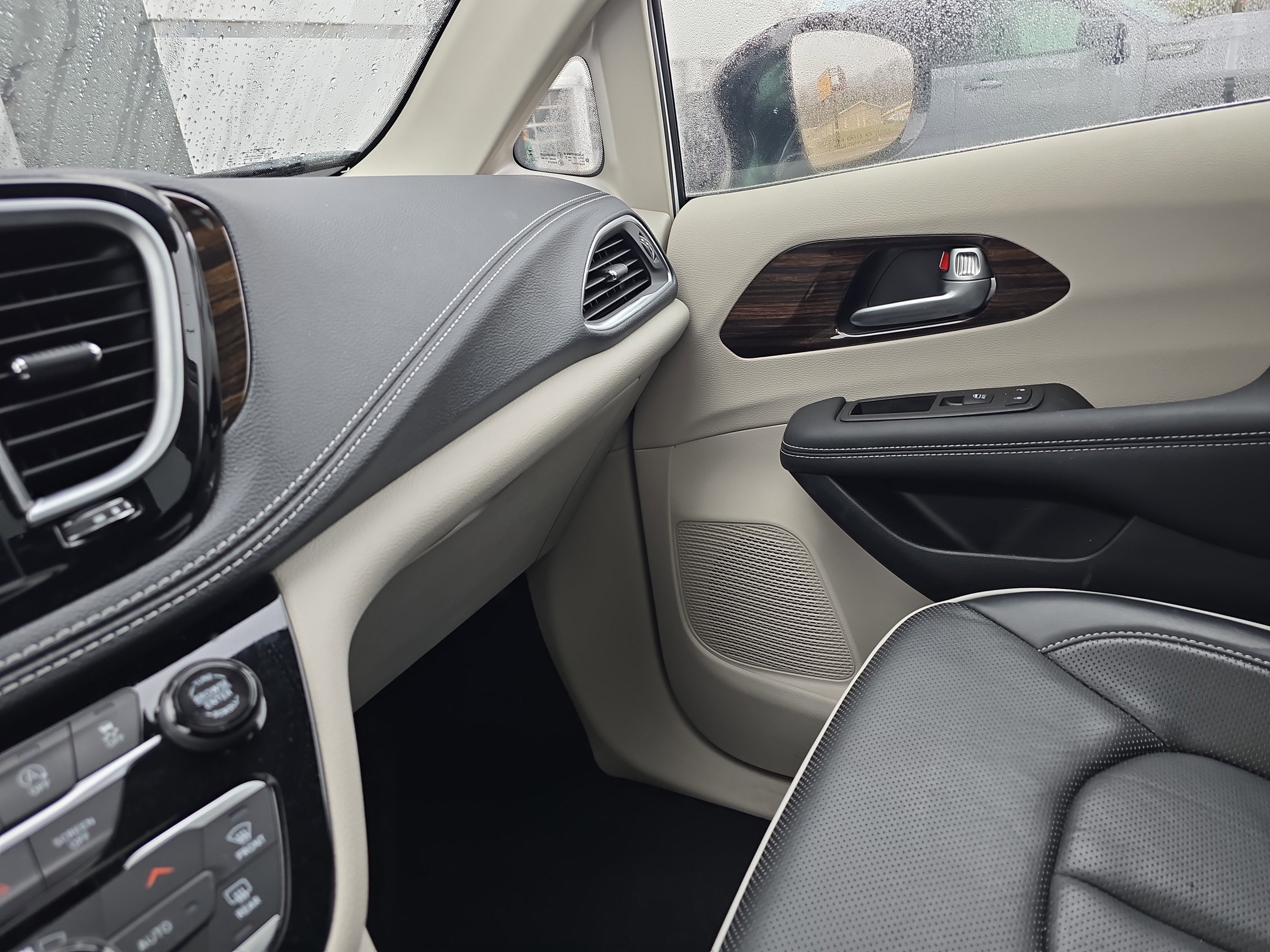 Used 2024 Chrysler Pacifica Limited image 34