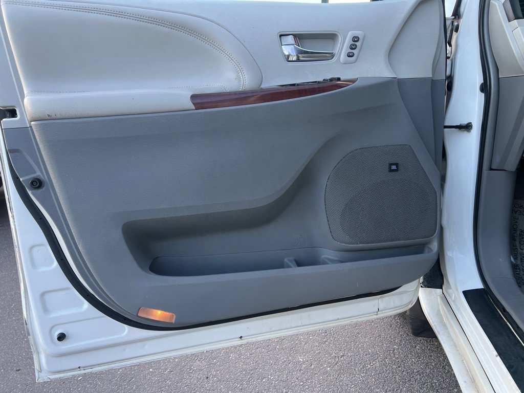Used 2014 Toyota Sienna Limited w/ Limited Premium Package image 11