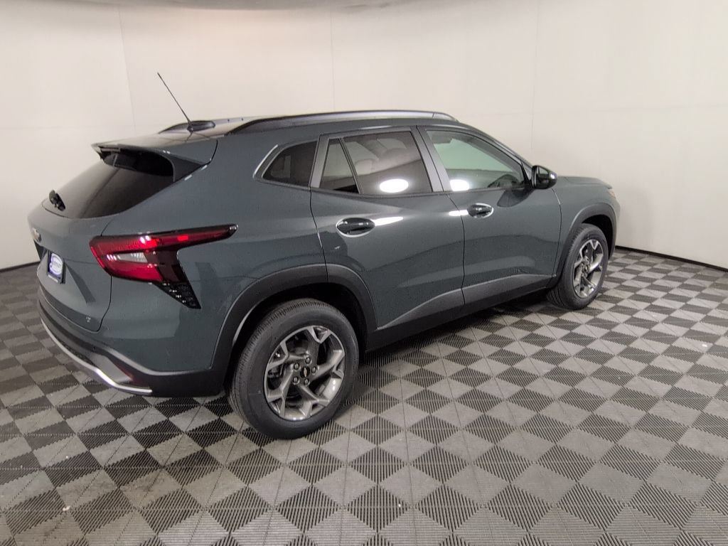 New 2026 Chevrolet Trax LT w/ Driver Confidence Package FWD image 5