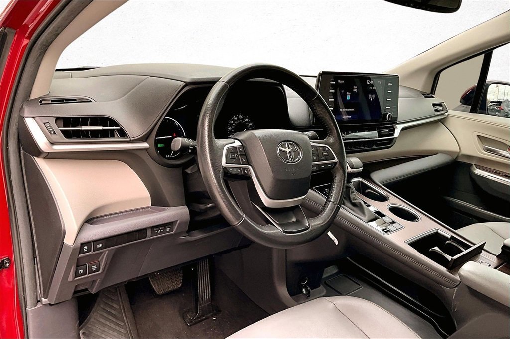 Certified 2024 Toyota Sienna XLE image 17