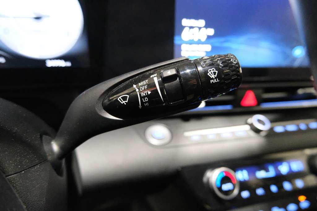 Used 2025 Hyundai Elantra SEL FWD image 39