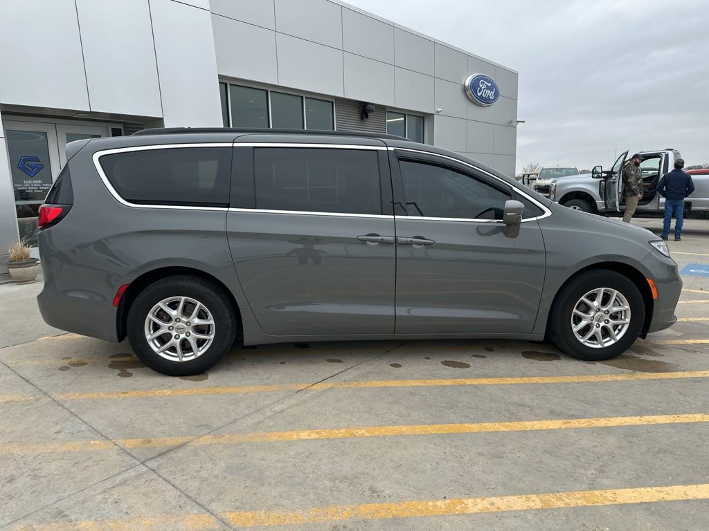 Used 2022 Chrysler Pacifica Touring-L w/ Uconnect Theater Family Group image 8