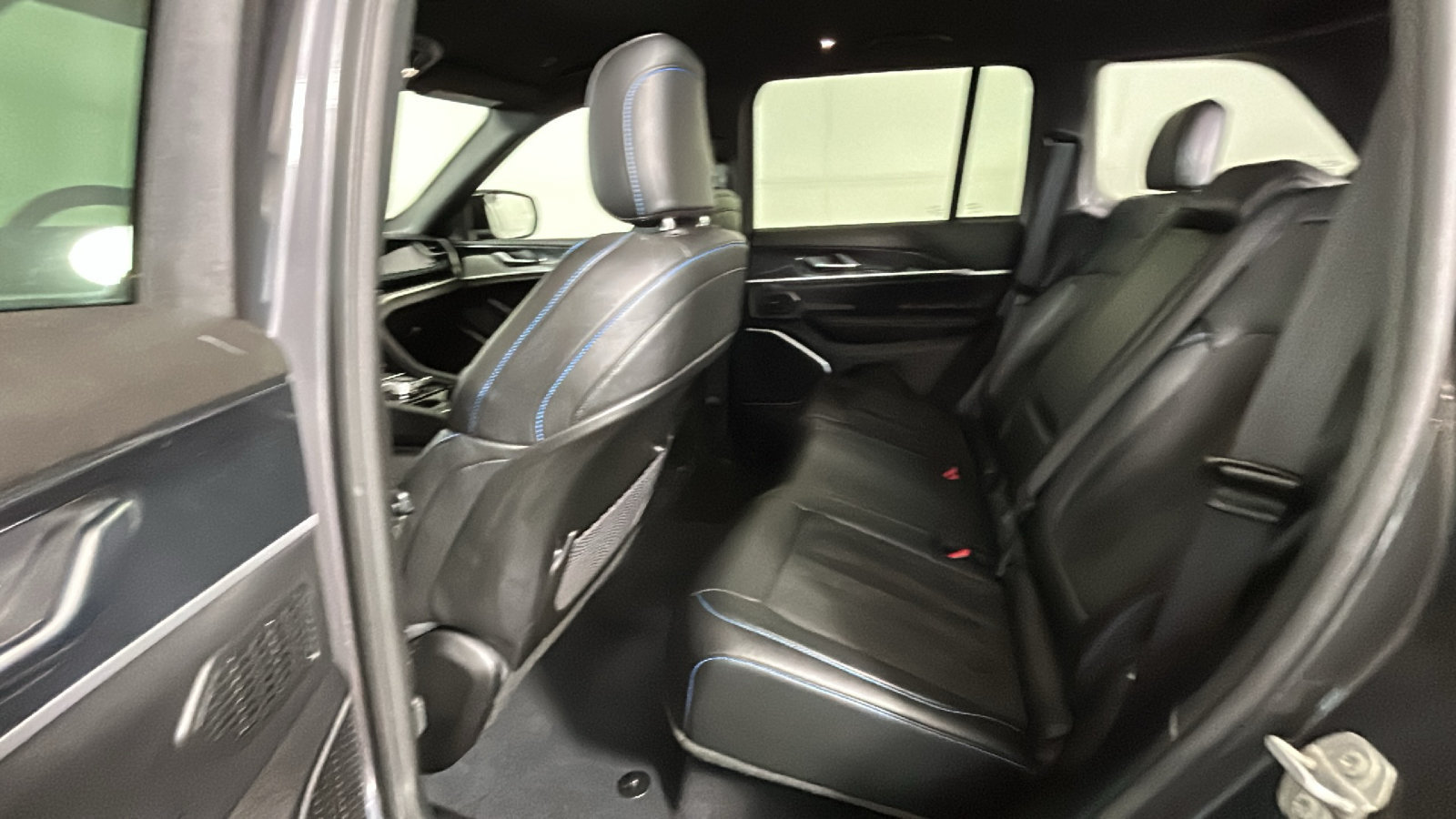 Used 2022 Jeep Grand Cherokee Trailhawk AWD/4WD image 30