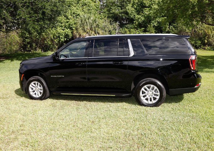 Used 2025 Chevrolet Suburban LS RWD image 6