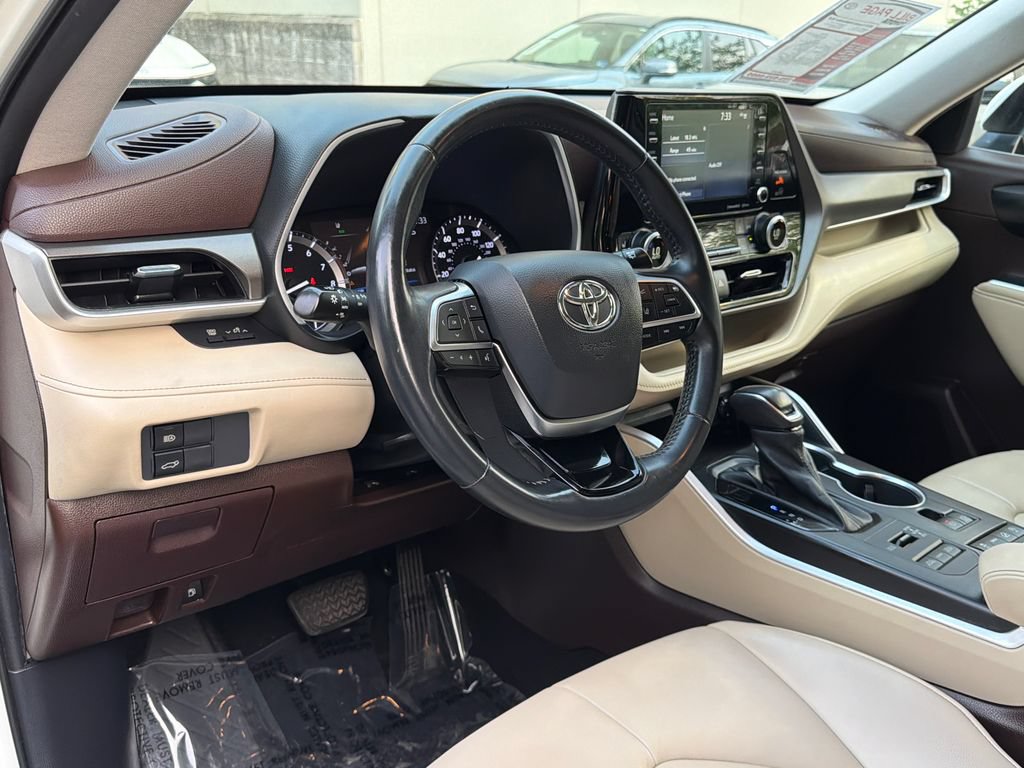 Used 2021 Toyota Highlander XLE AWD/4WD image 23