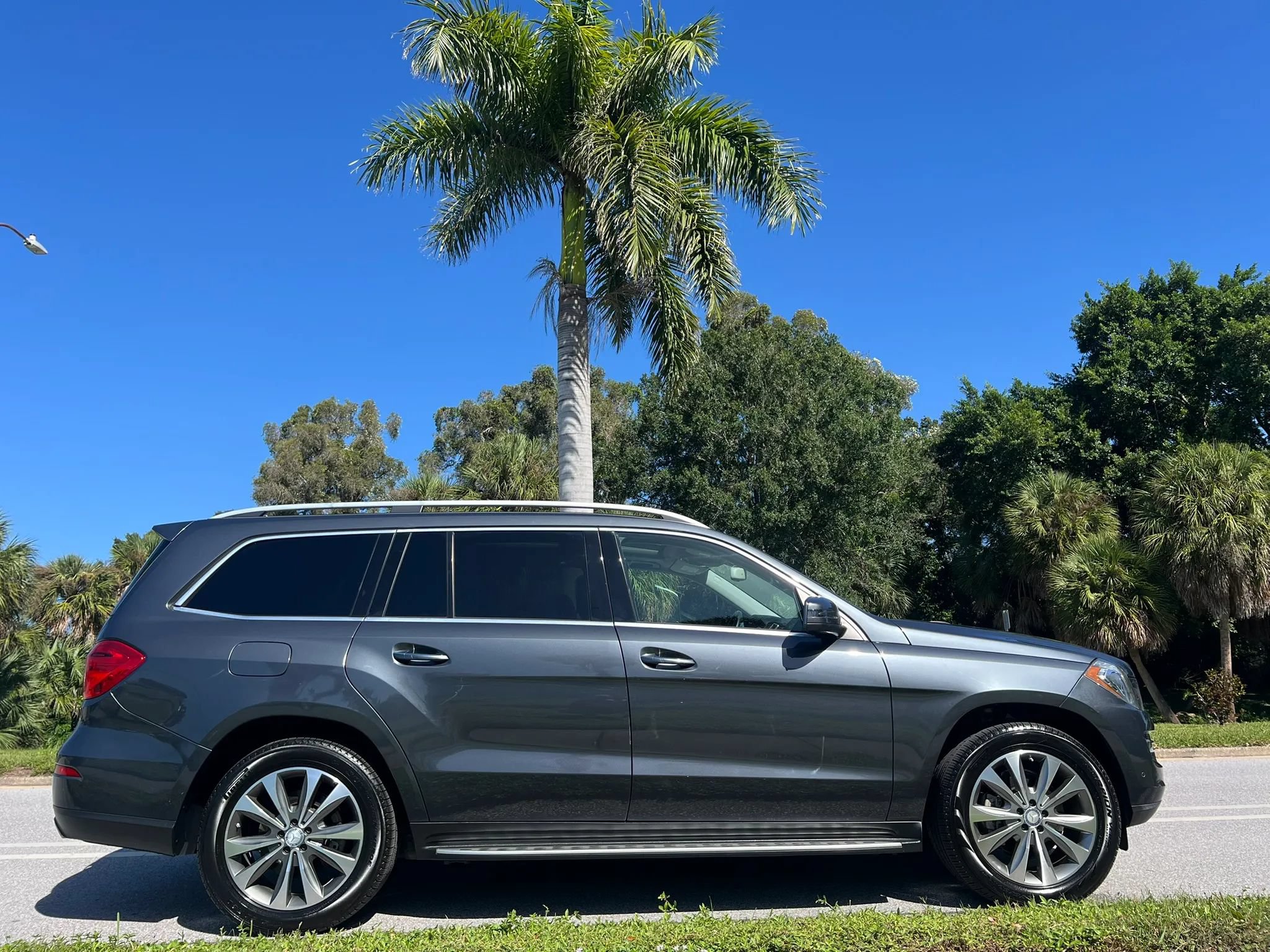 Used 2014 Mercedes-Benz GL 450 4MATIC w/ Lighting Package image 5