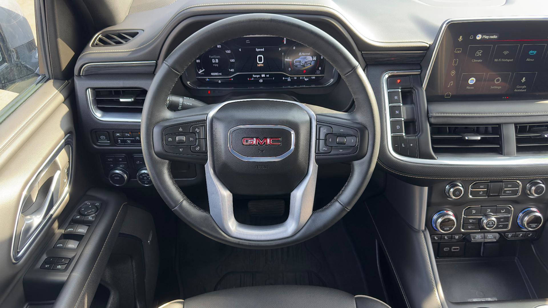 Used 2024 GMC Yukon SLT w/ SLT Luxury Package image 13