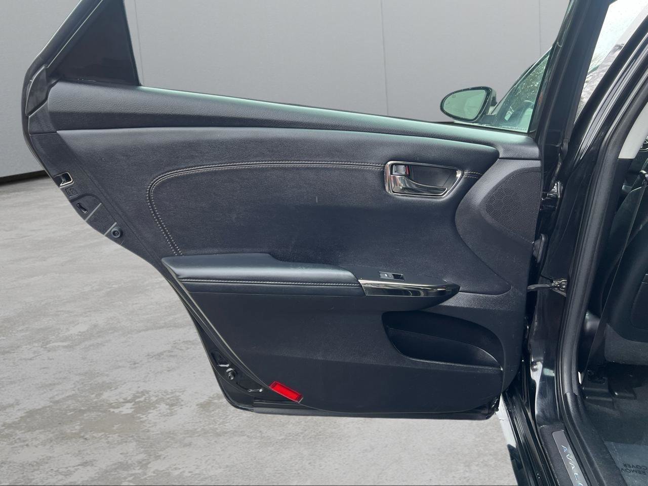 Used 2013 Toyota Avalon Limited w/ Technology Pkg FWD image 30