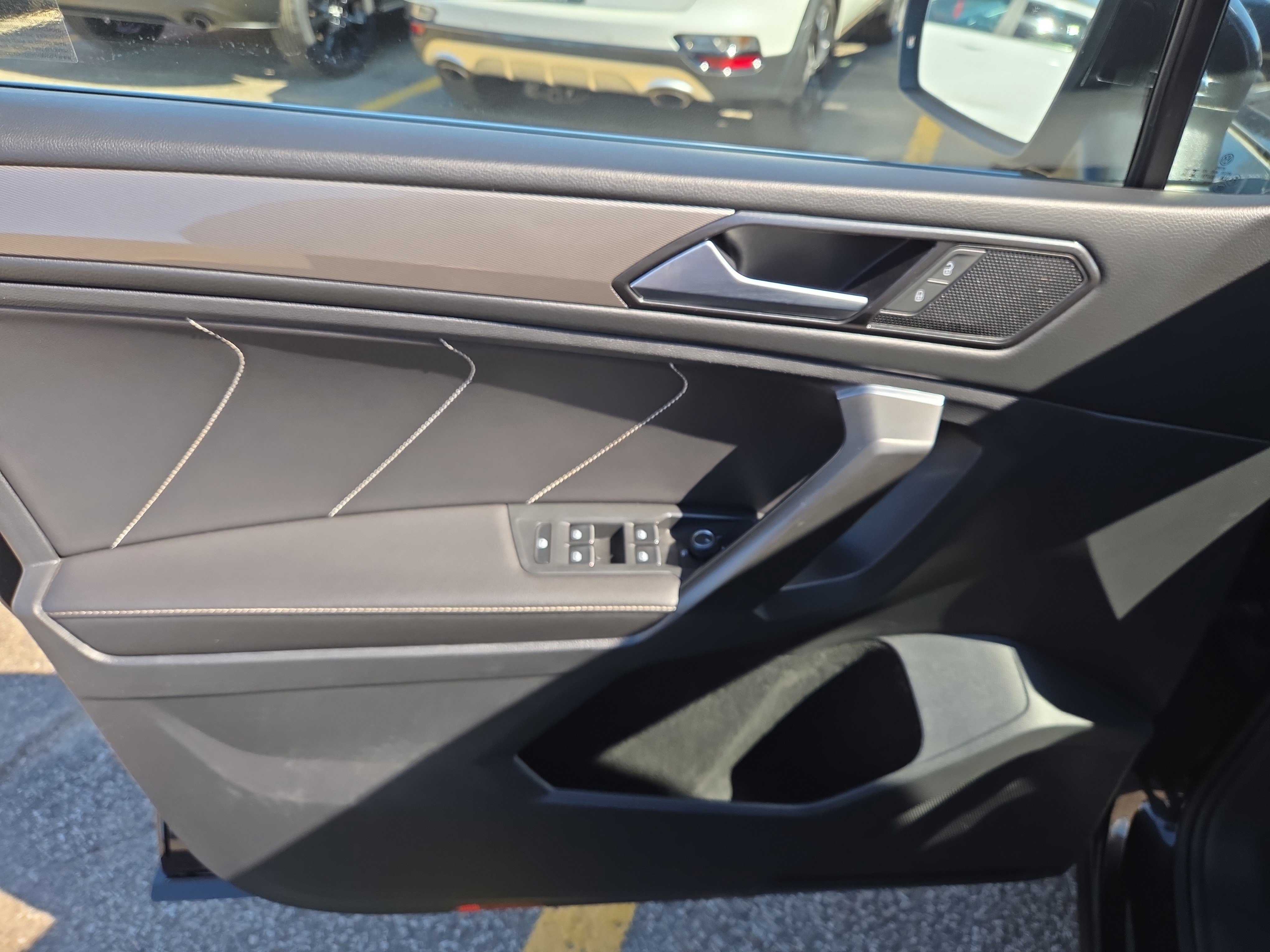 Used 2023 Volkswagen Tiguan SE w/ Panoramic Sunroof Package image 5