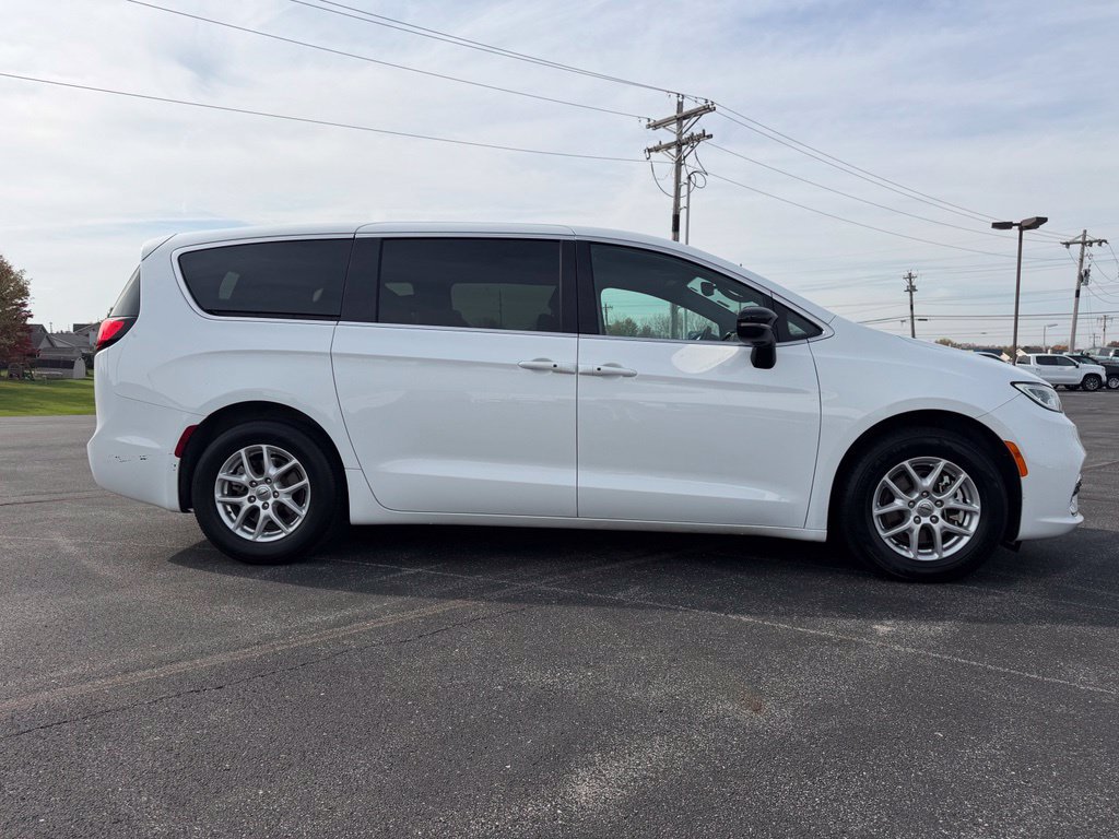 Used 2025 Chrysler Pacifica Select FWD image 4