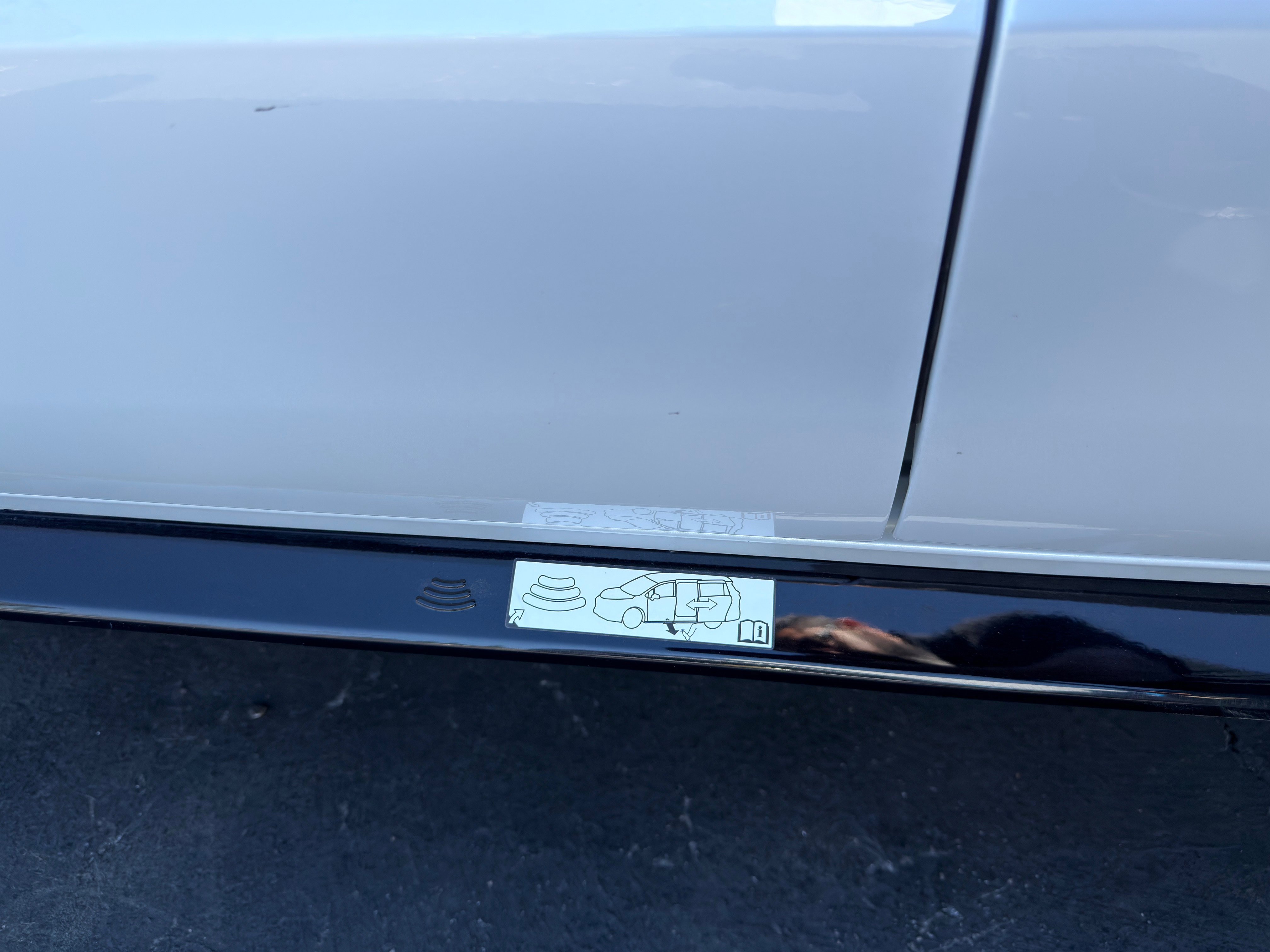 Used 2023 Toyota Sienna Limited image 44