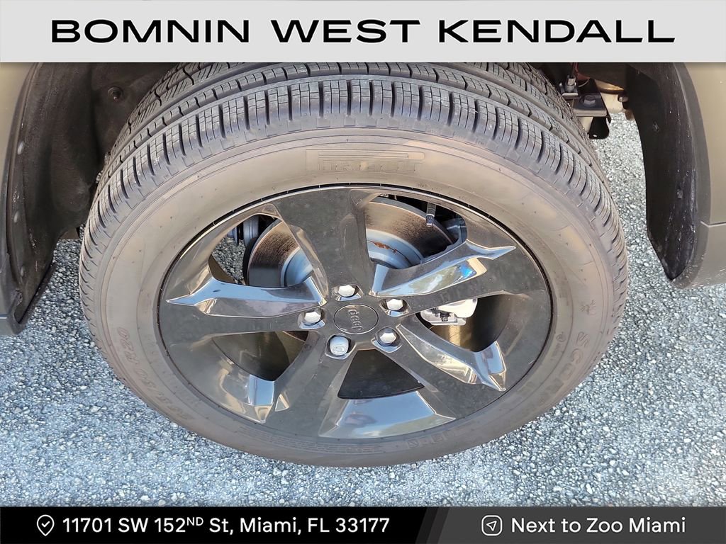 Used 2025 Jeep Grand Cherokee Limited w/ Black Appearance Package image 5