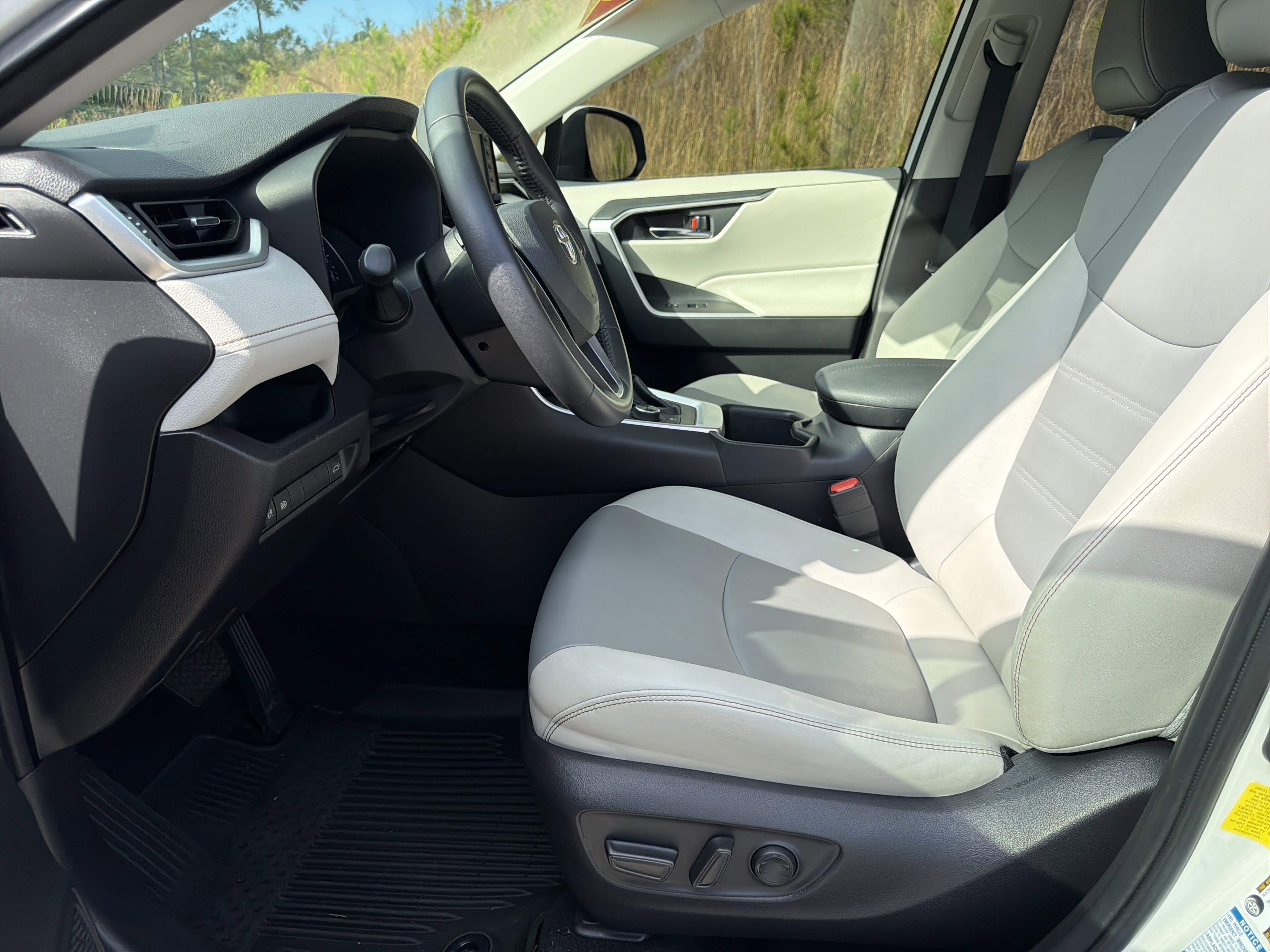 Used 2022 Toyota RAV4 XLE Premium image 9