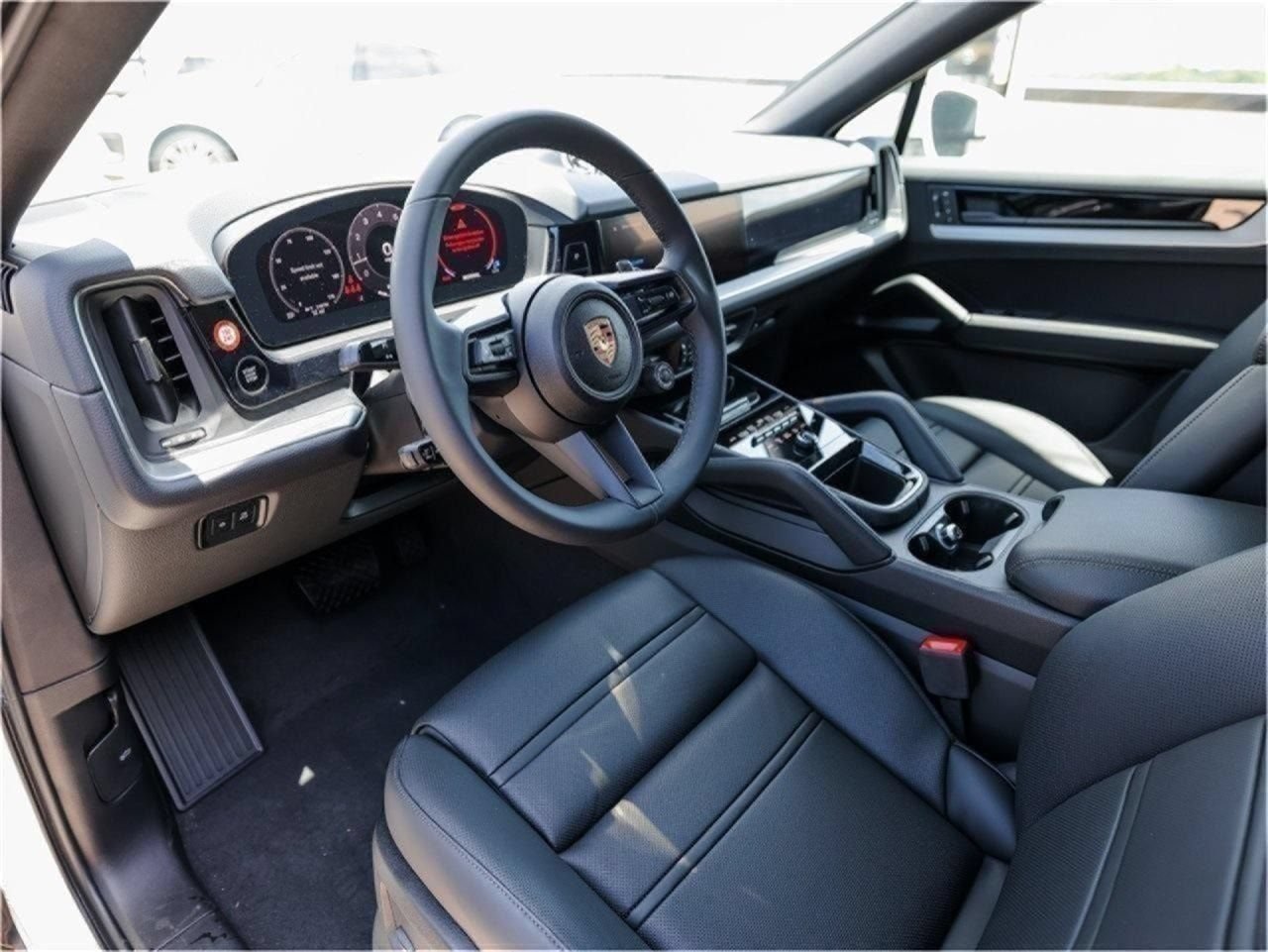 Certified 2025 Porsche Cayenne Coupe AWD/4WD image 4