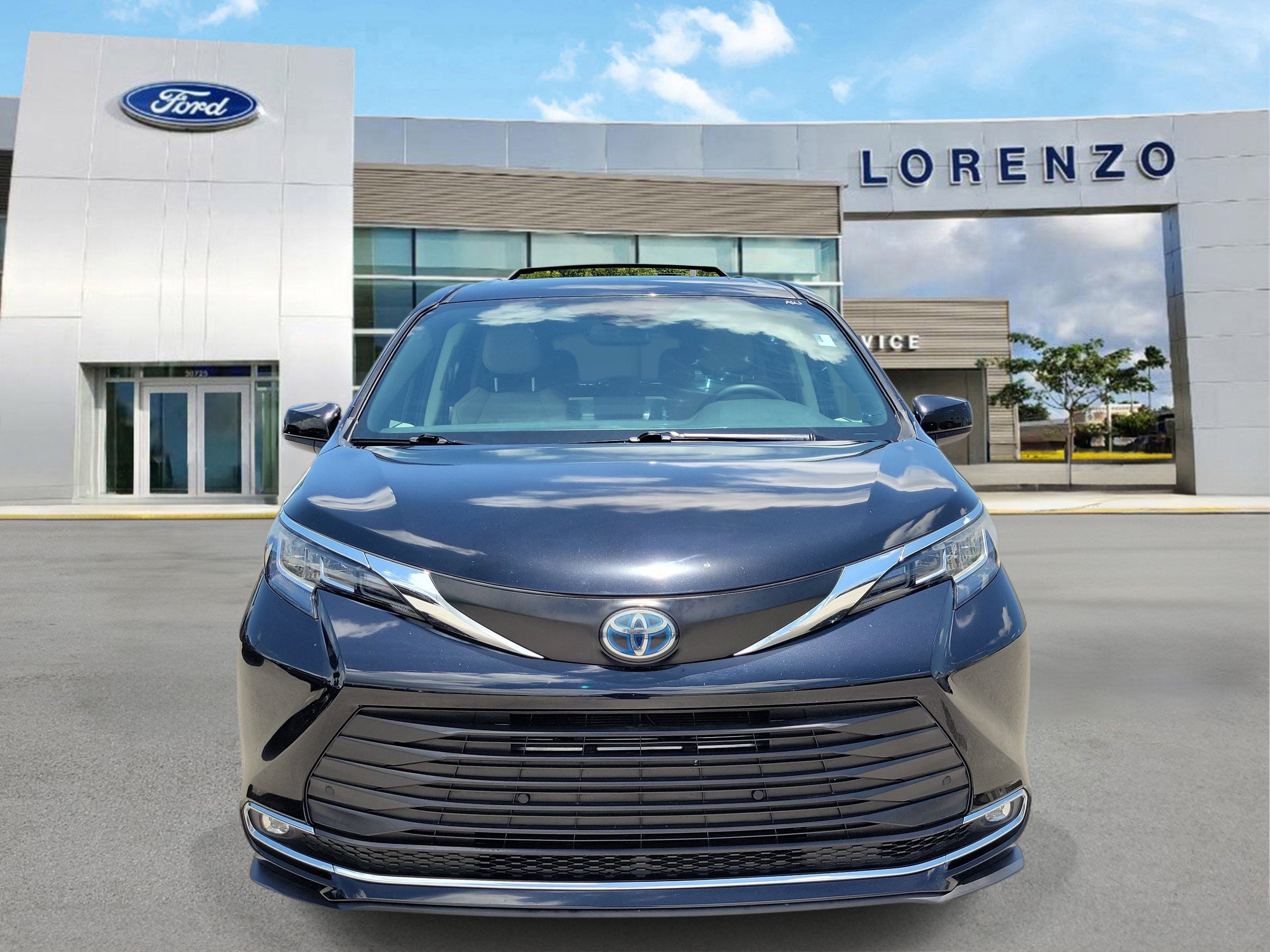 Used 2021 Toyota Sienna XLE FWD image 2