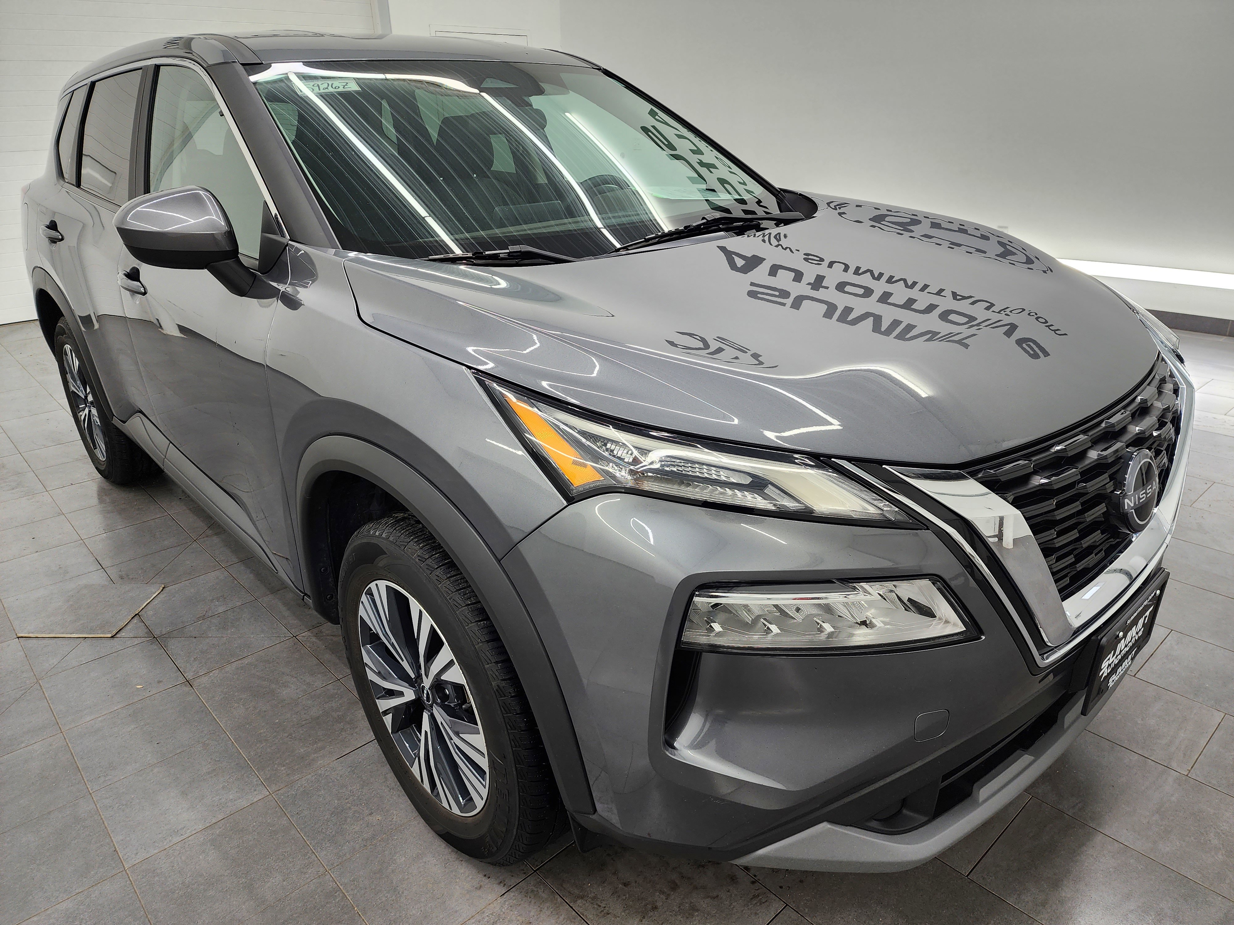 Used 2023 Nissan Rogue SV image 2