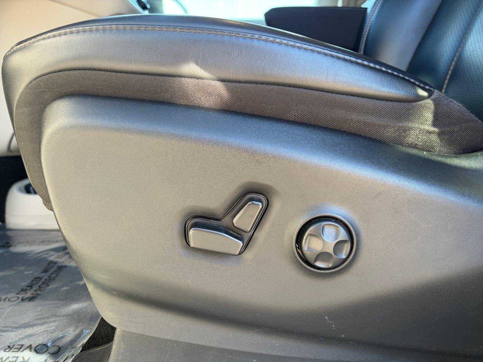 Used 2023 Chrysler Pacifica Touring-L FWD image 15