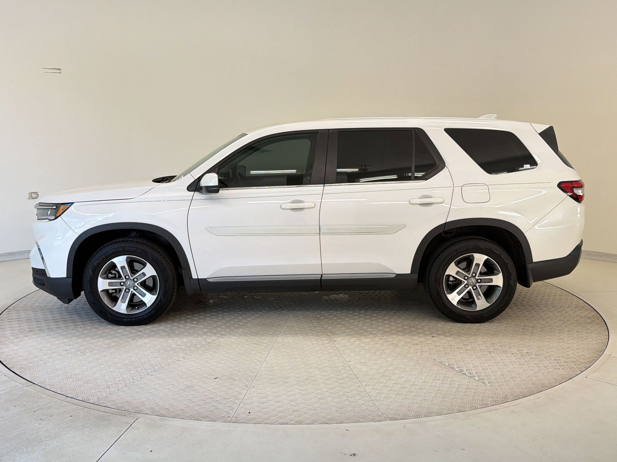 Used 2023 Honda Pilot EX-L image 2