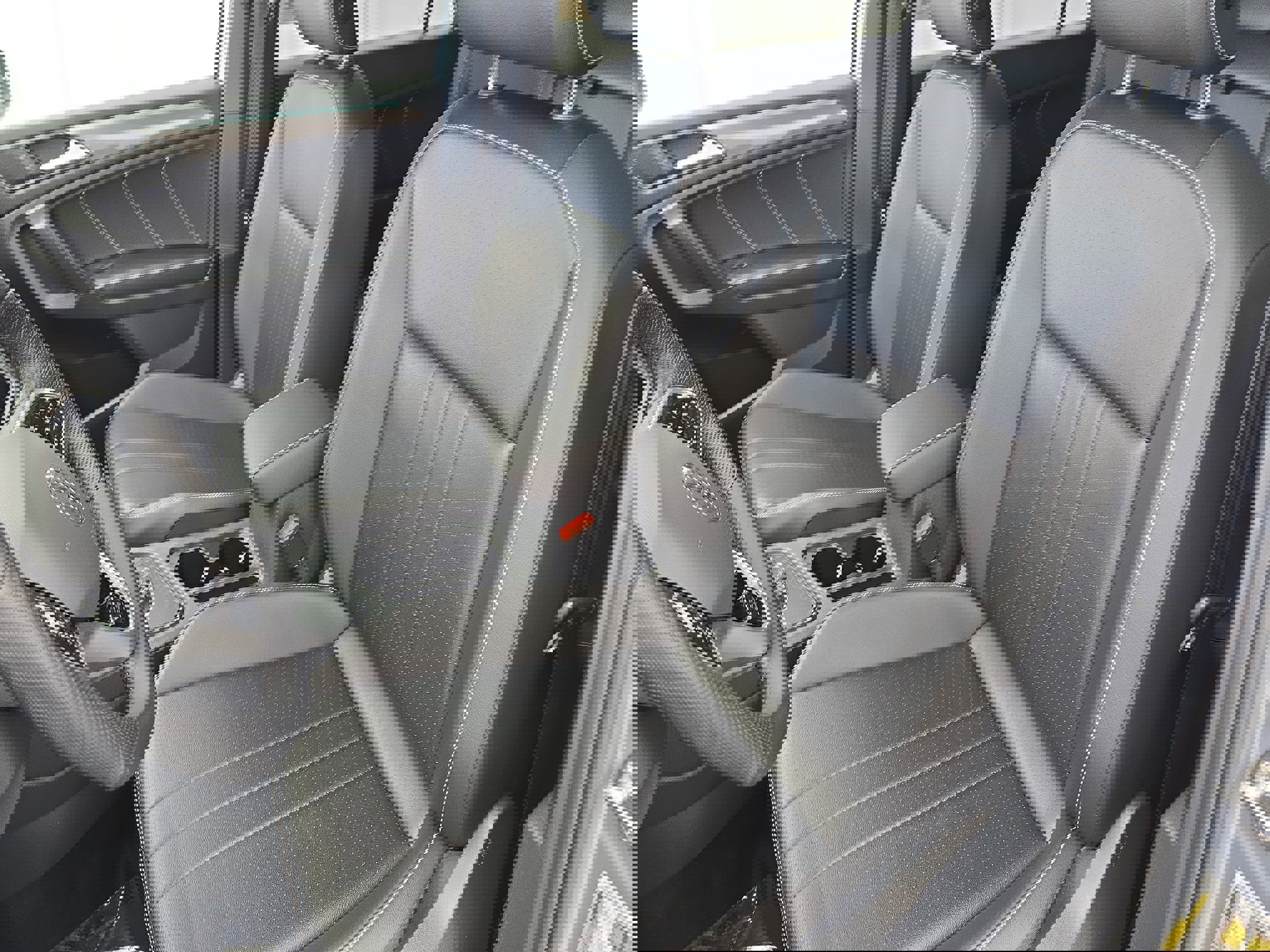 Used 2022 Volkswagen Tiguan SE R-Line image 15