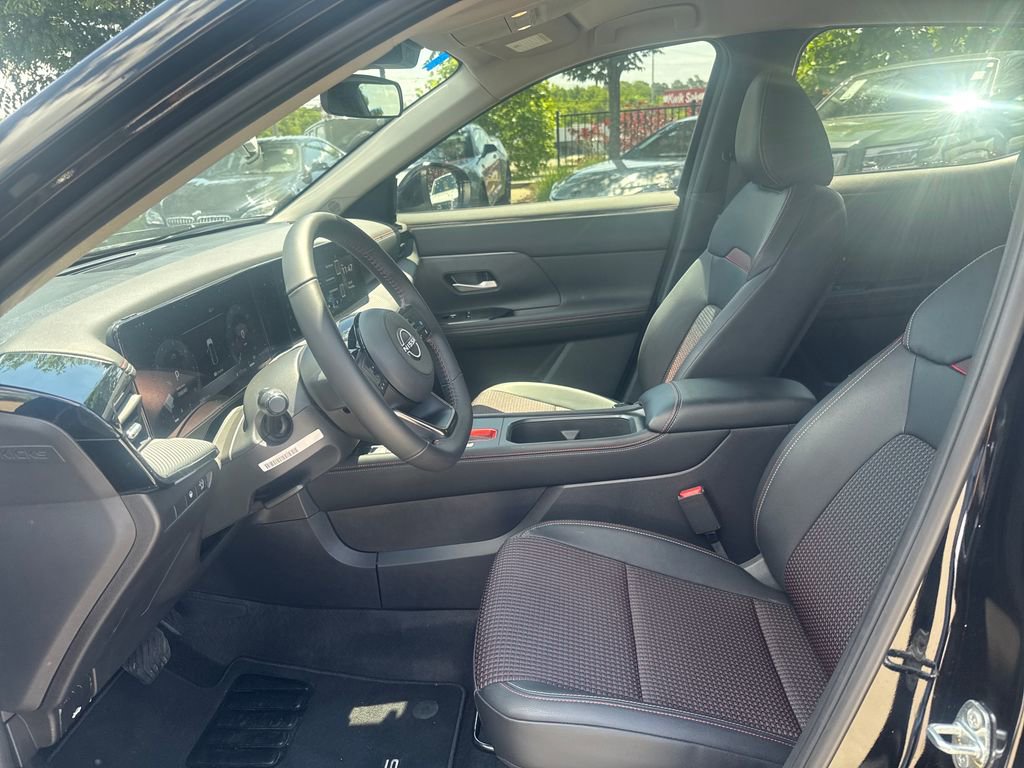 Used 2025 Nissan Kicks SR FWD image 9