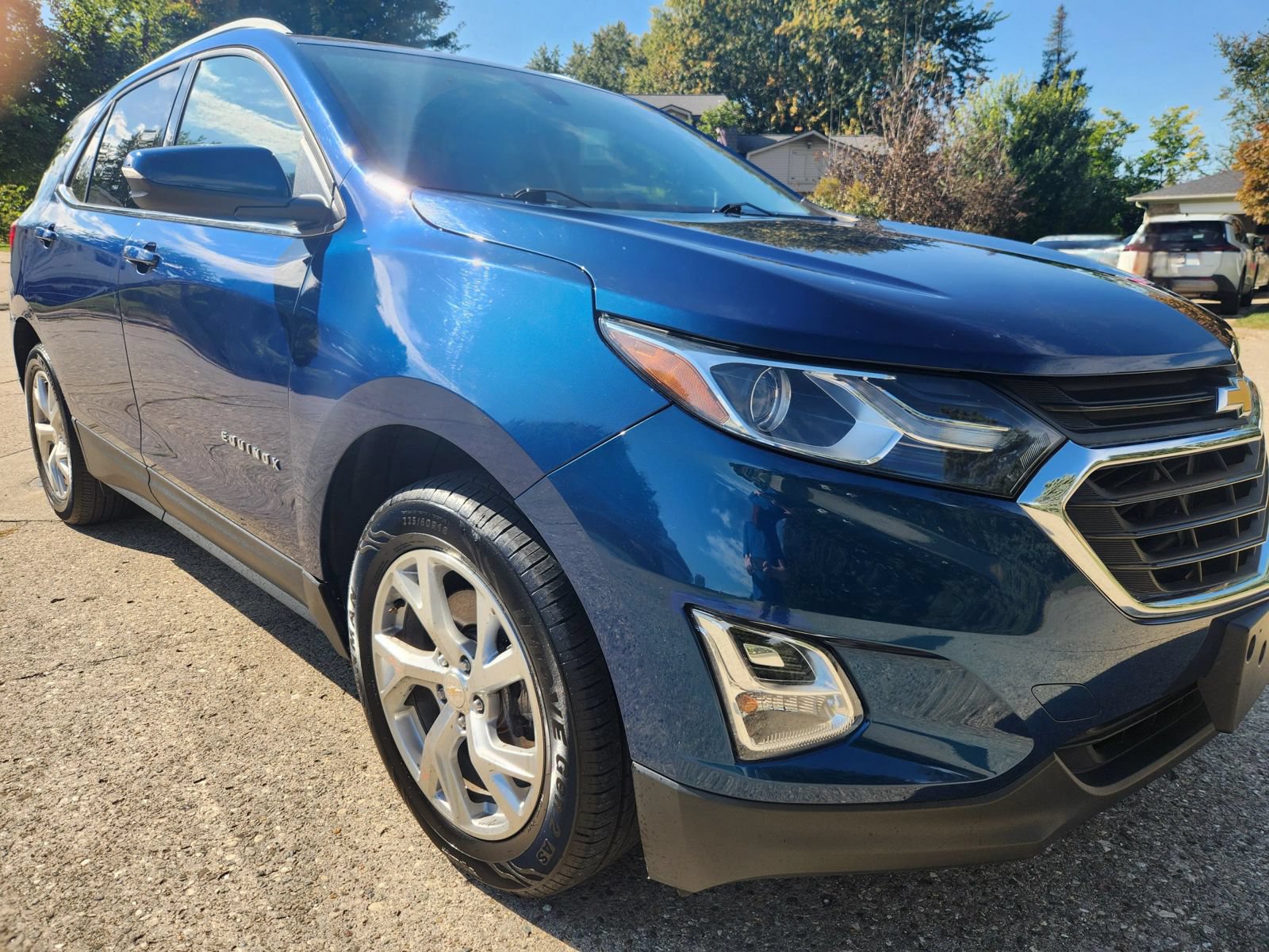 Used 2019 Chevrolet Equinox LT w/ Sun & Navigation Package AWD/4WD image 1