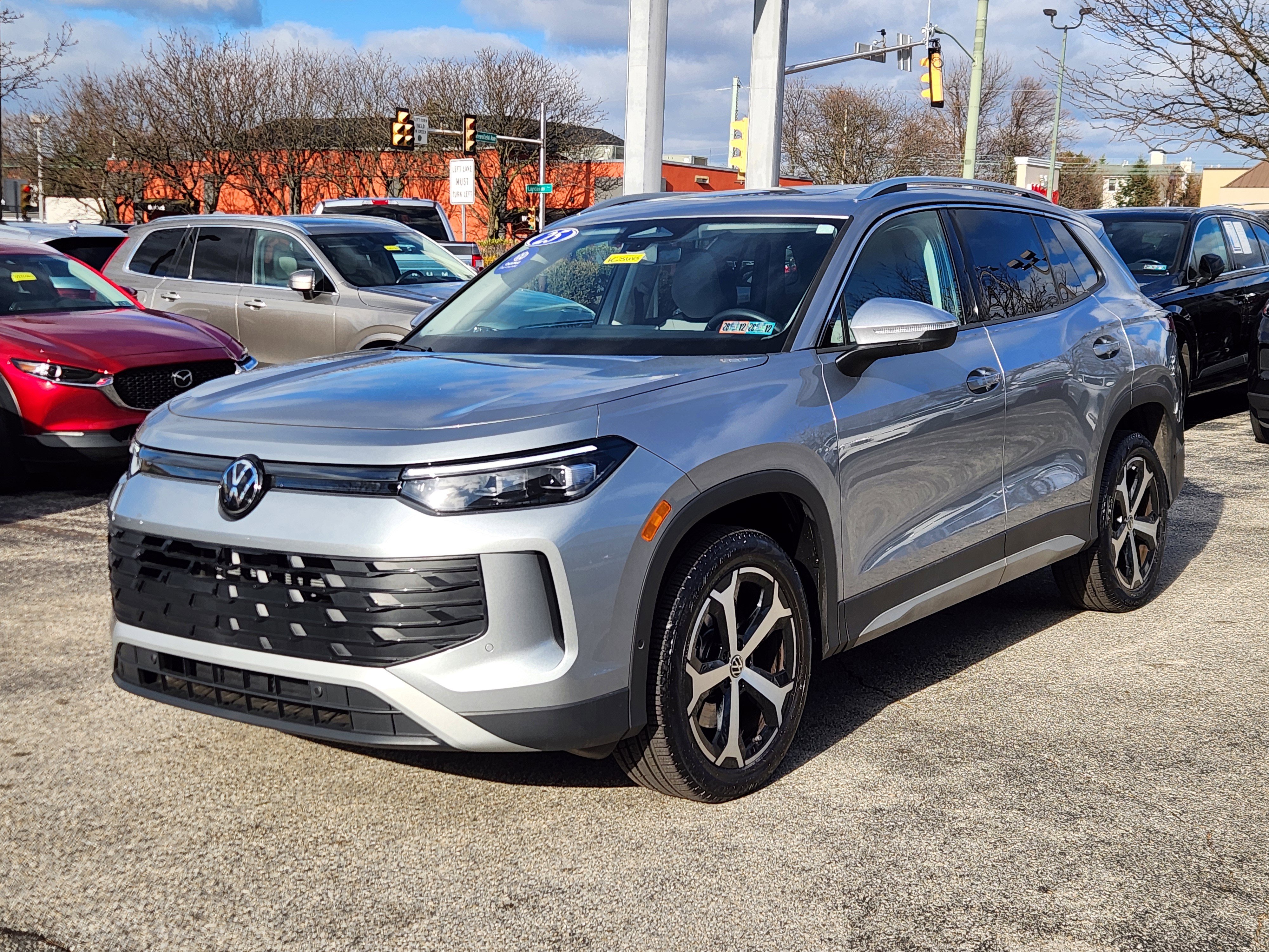 Certified 2025 Volkswagen Tiguan SE w/ Panoramic Sunroof Package image 2