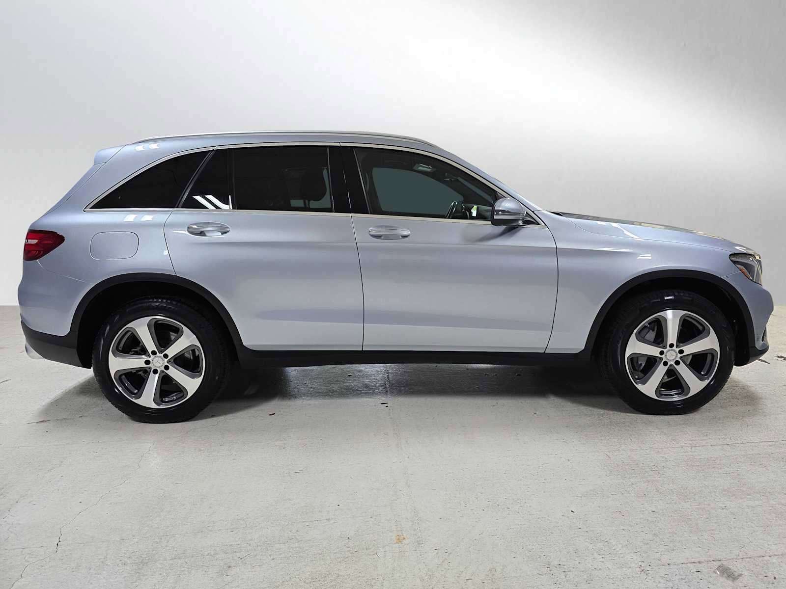 Used 2017 Mercedes-Benz GLC 300 4MATIC image 2