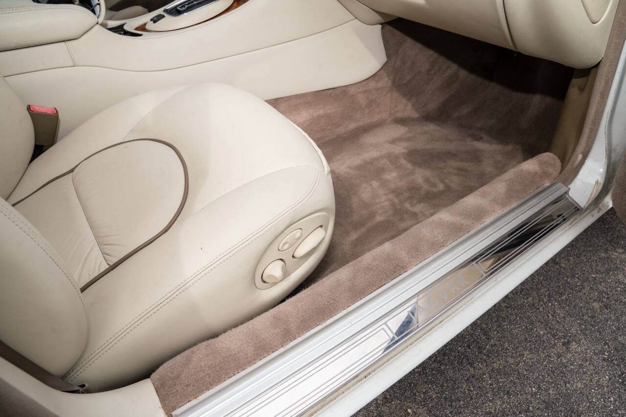 Used 1998 Jaguar XJ8 L RWD image 28