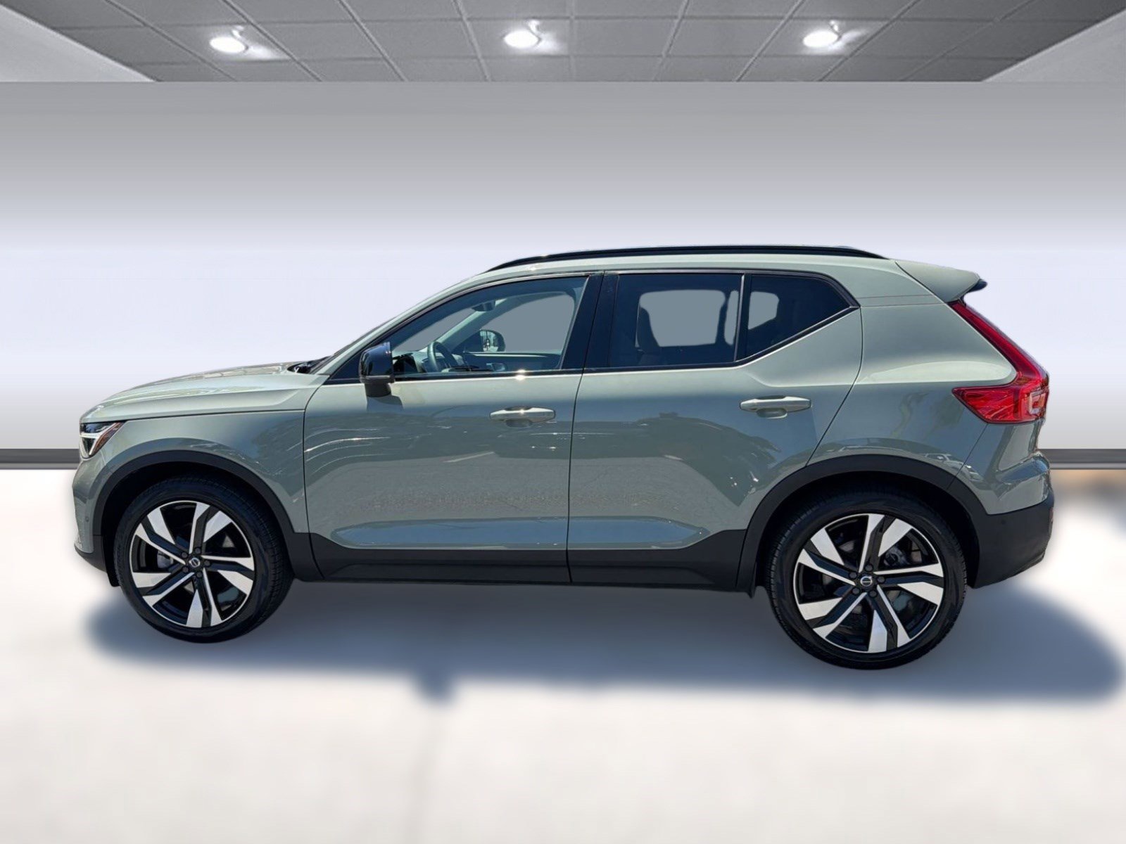 Used 2023 Volvo XC40 B5 Ultimate w/ Protection Package Premier AWD/4WD image 2