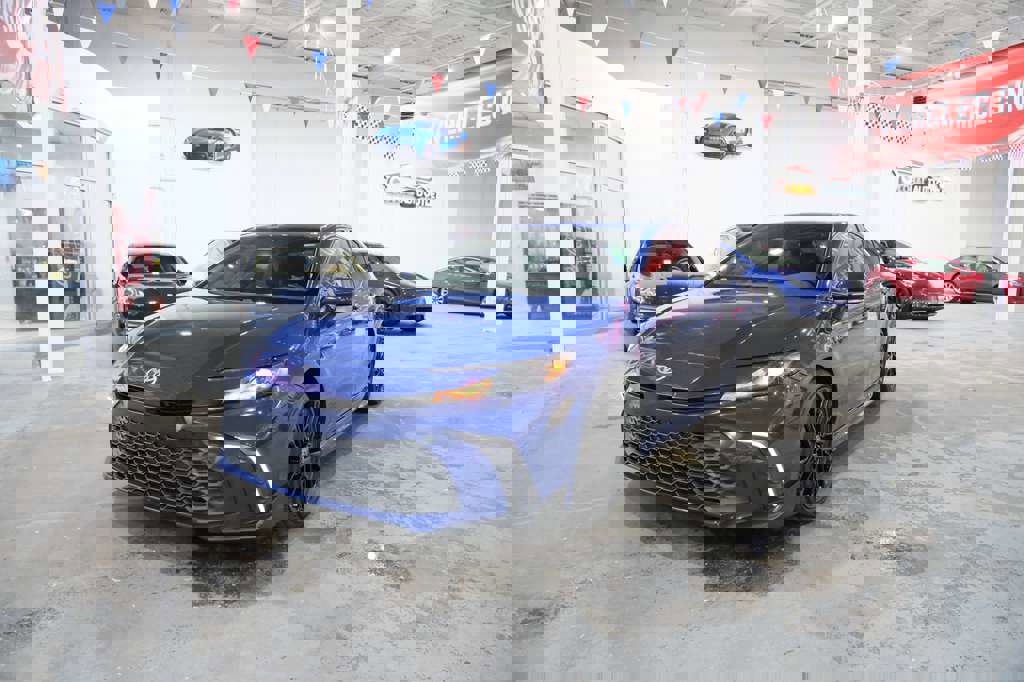 Used 2025 Toyota Camry SE image 4