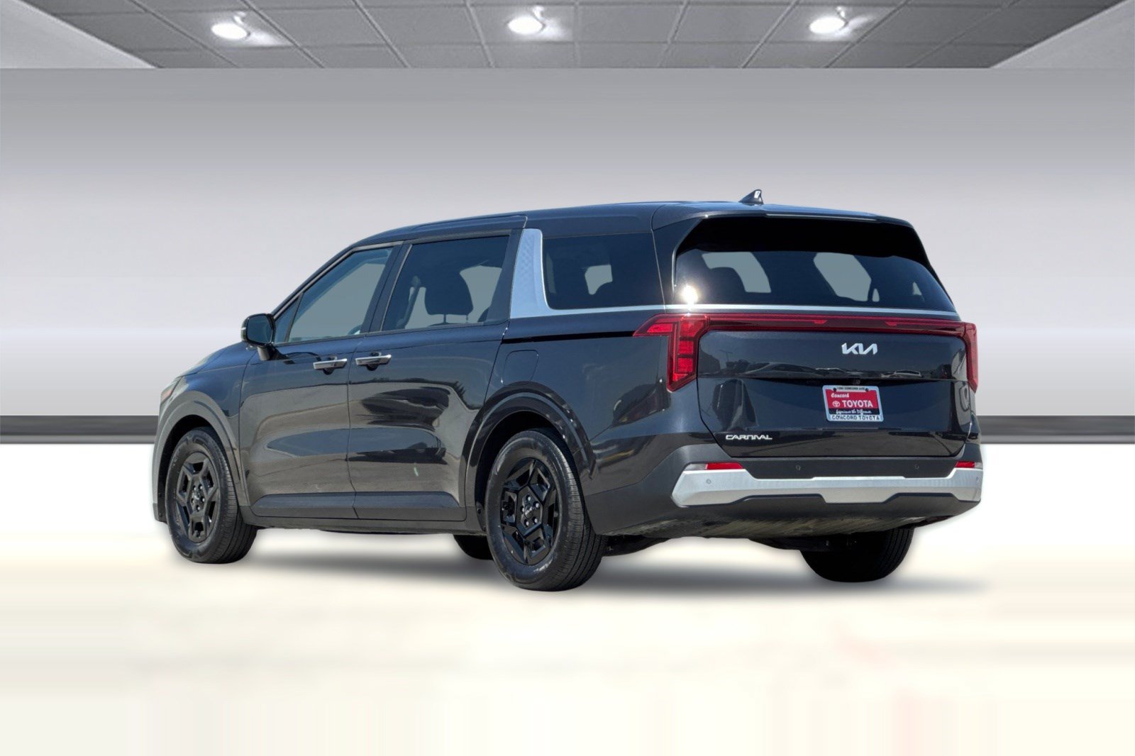 Used 2026 Kia Carnival FWD image 3