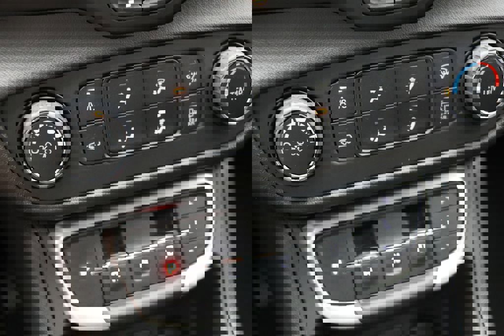 Used 2024 GMC Terrain SLE image 24