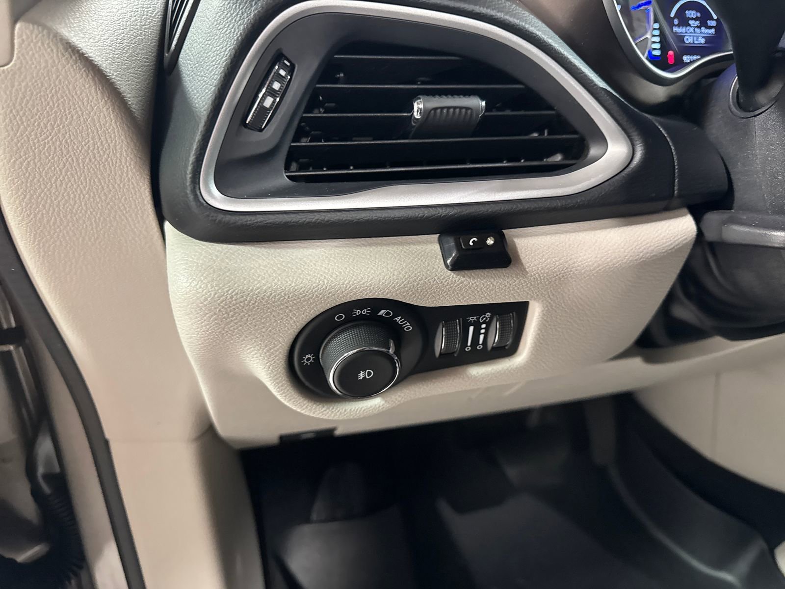 Used 2018 Chrysler Pacifica Touring-L FWD image 18